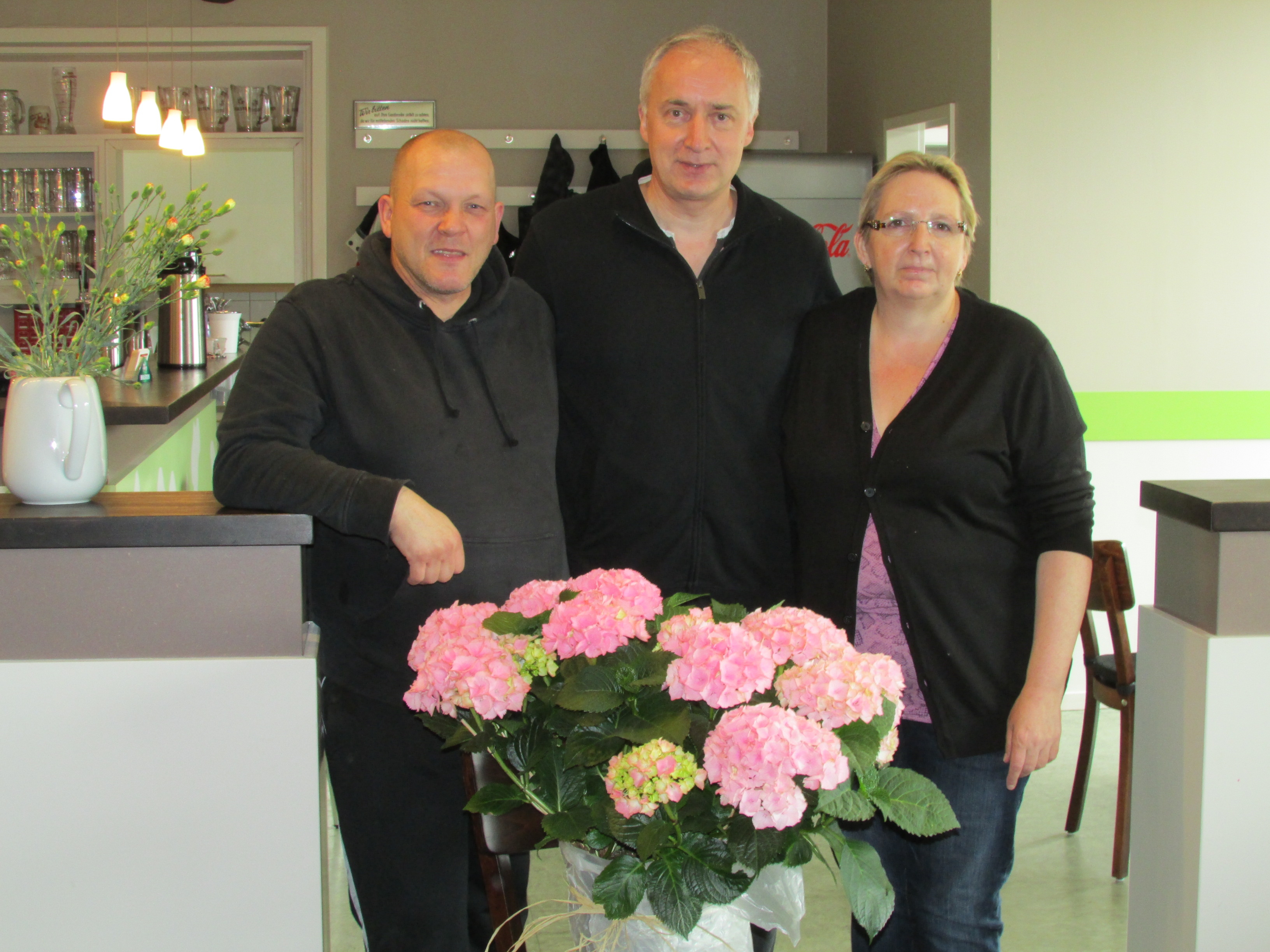Die neuen Pächter Petra und Mick Hazell werden vom 1. Vorsitzenden Jürgen Preuß nochmals begrüßt