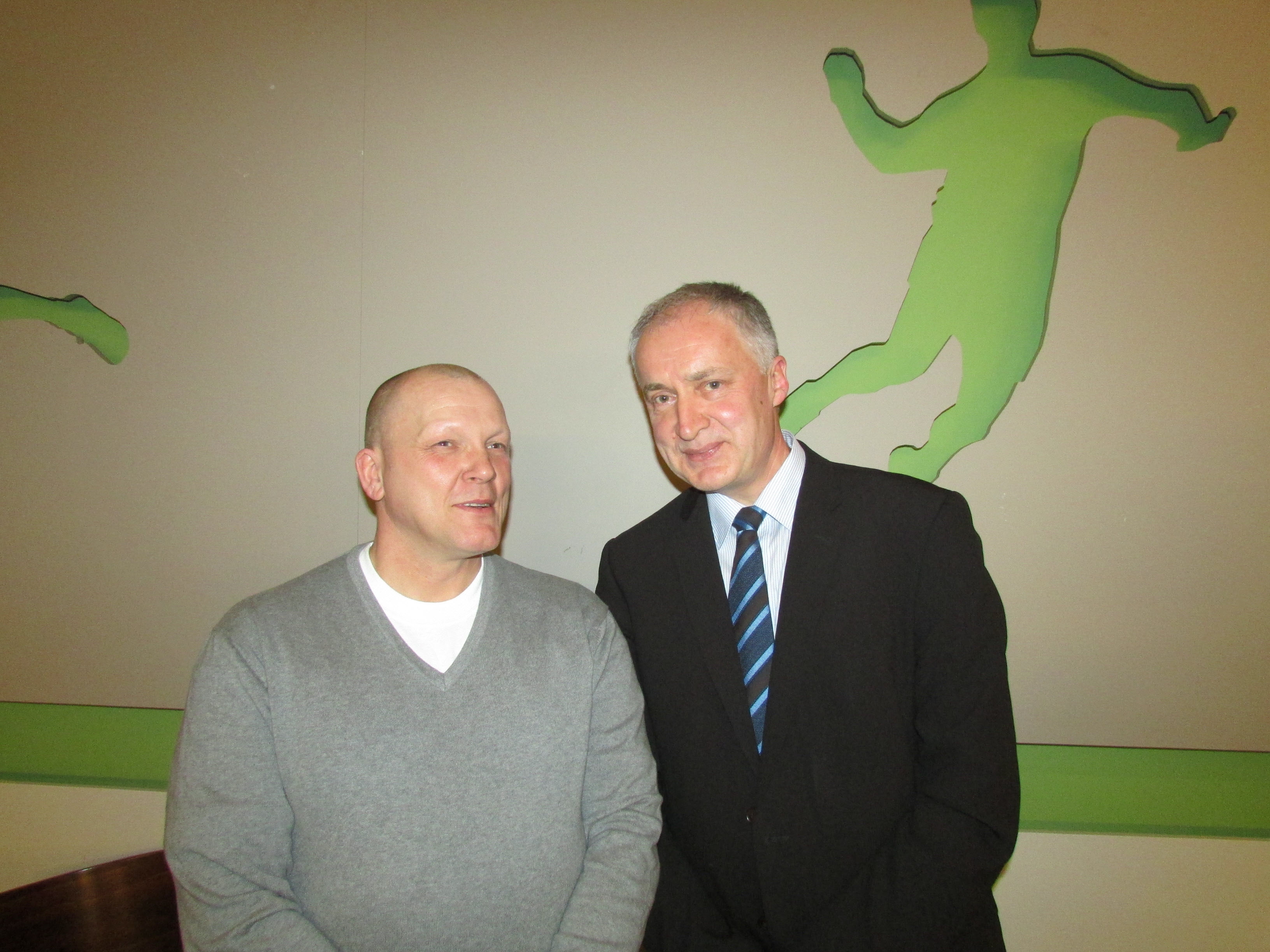 Mick Hazell und Jürgen Preuß auf der Mitgliederversammlung 2014