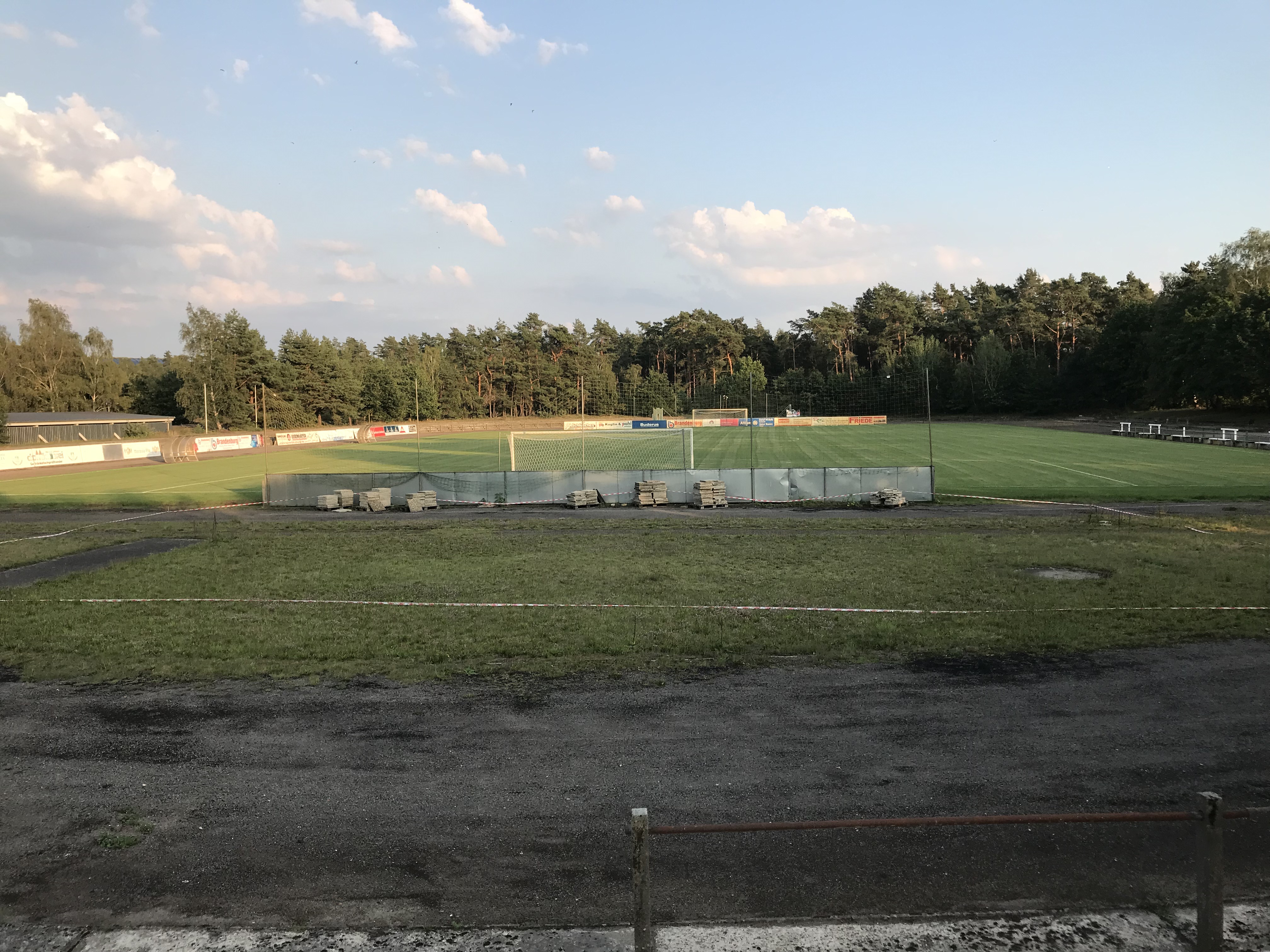 Im mit Flatterband umrandeten Bereich soll das Beachhandballfeld entstehen|||