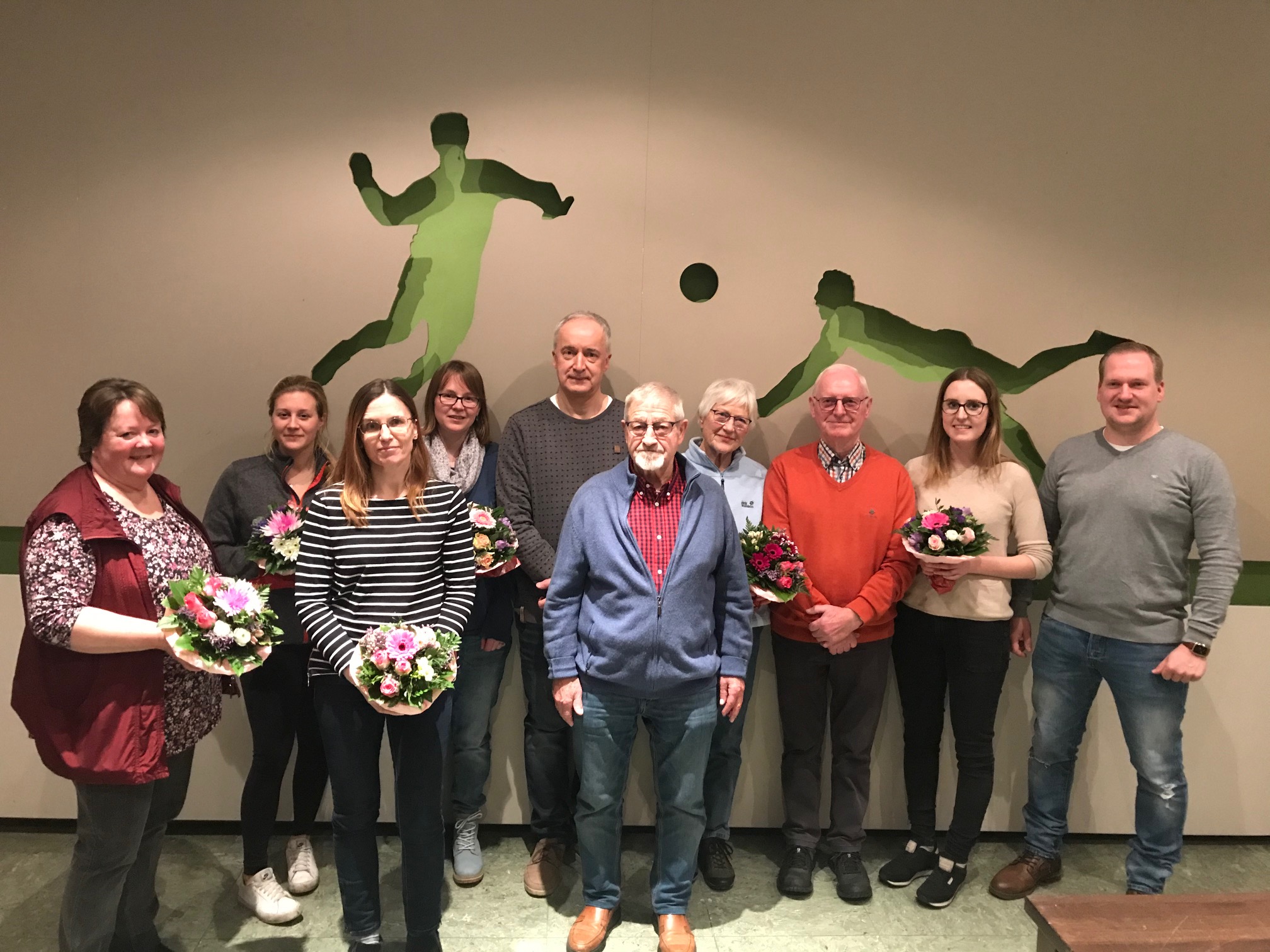 Jubilare des TSV Bardowick von links nach rechts: Katharina Grzywatz (25 Jahre), Michaela Grzywatz (25), Katrin Burmester (50), Tatiana Grzywatz (25), Jürgen Preuß (1. Vorsitzender), Günter Dieterich (70), Renate Reich (25), Heinz Burmester (25), Laura Oppermann (25), Kevin Blanquett (25)|||