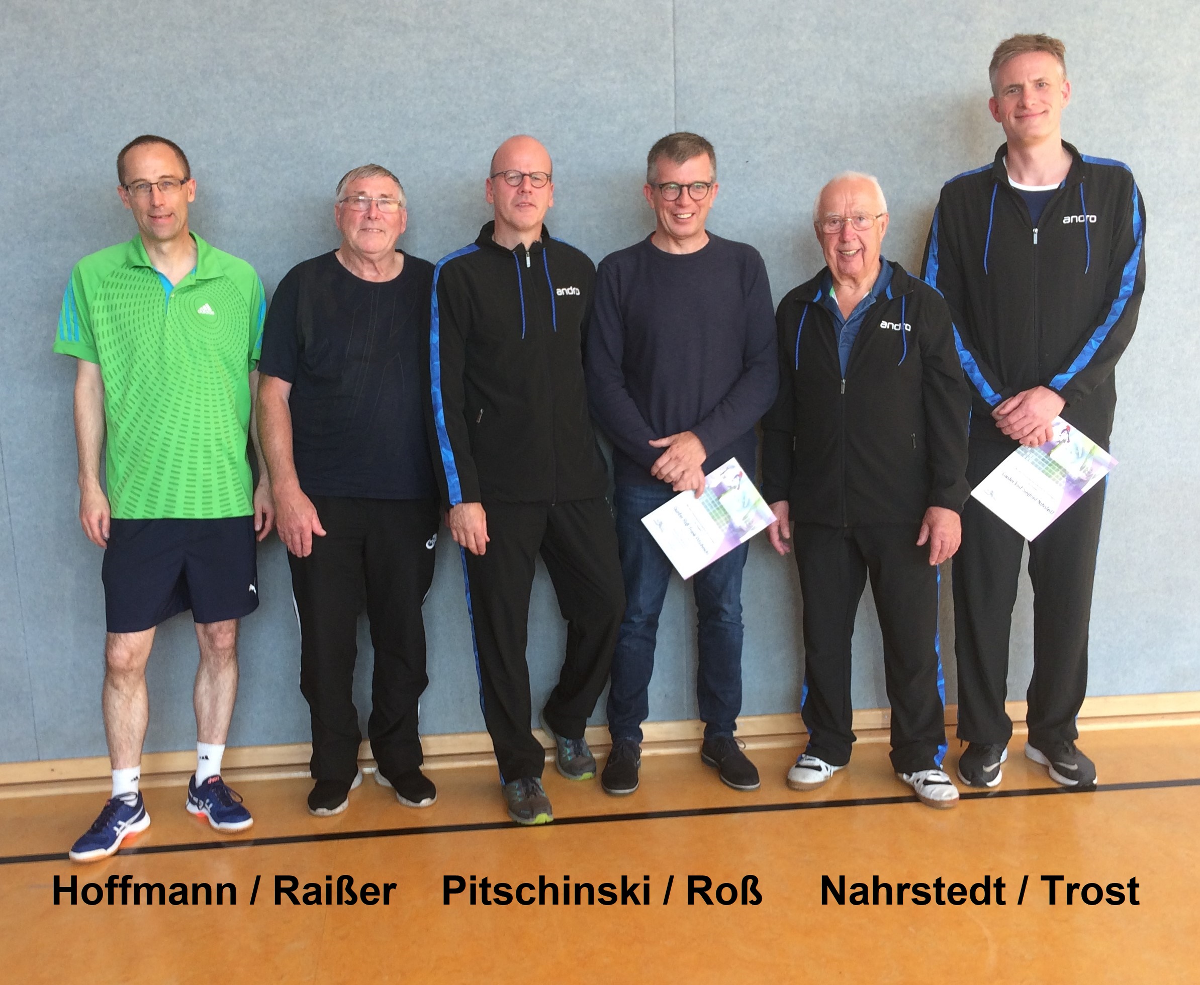TT-Vereinsmeister 2019  wurden Frank Pitschinski mit seinem Doppelpartner Günter Roß|Siegerliste Doppel|Der alte  und neue  Vereinsmeister 2019 Ulf Hoffmann bekam vom TT-Obmann „Jogi“ Nahrstedt den Siegerpokal und seine Siegerurkunde überreicht. Urkunden gab es natürlich auch für die Plätze 2 und 3.|Die ersten 3 Sieger im Einzel|Siegerliste Einzel|||