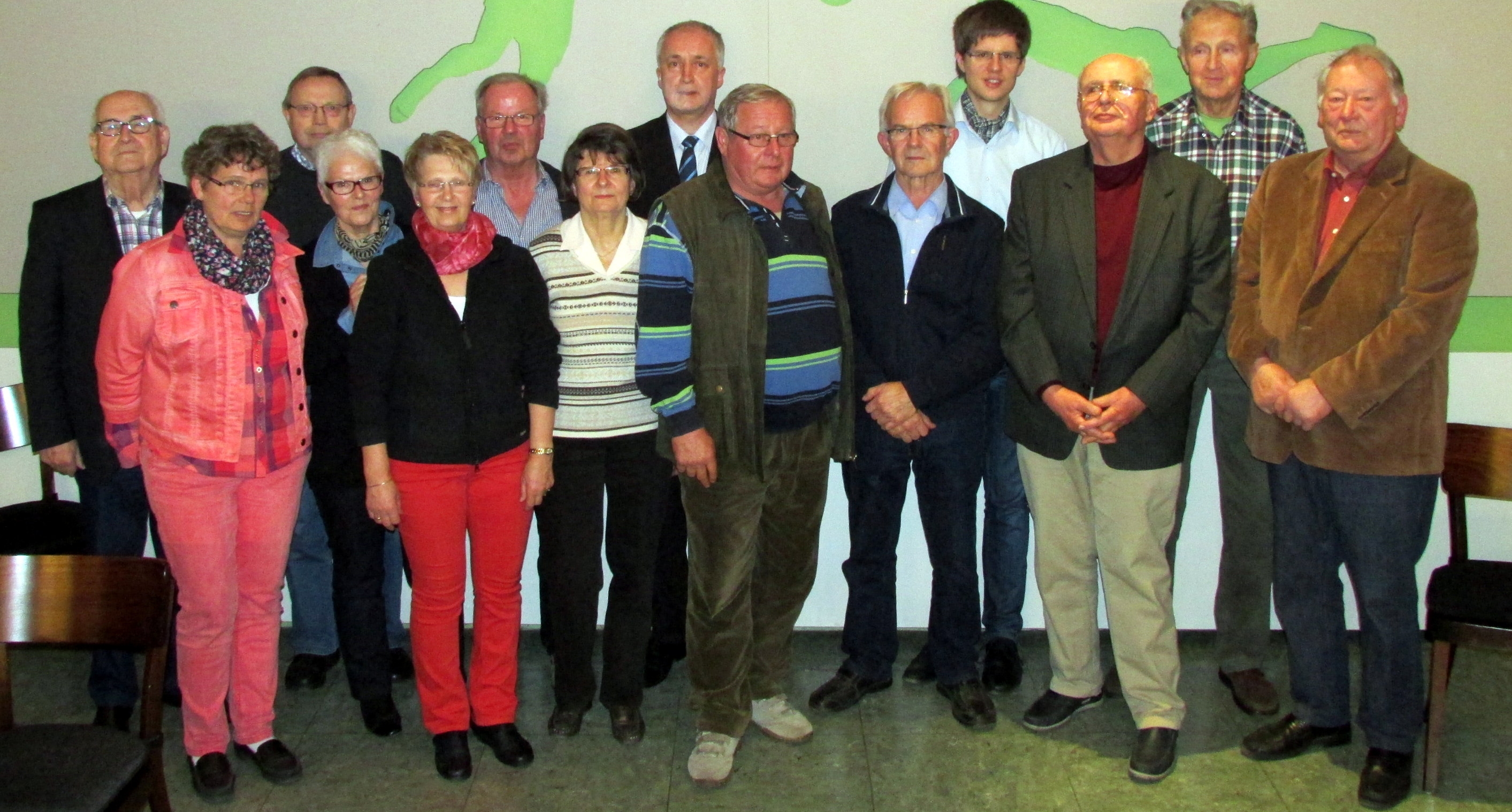 Jubilare des TSV Bardowick: von links nach rechts: Peter Aug (40), Christine Sander (25), Rolf und Ellen Beckmann (beide 40), Gunda und Horst Blanquett (40 und 60), Margitta Schulenburg (40), 1. Vorsitzender Jürgen Preuß, Werner Gornig (50), Harald Drawe (40), Rene Bartheld (25), Siegfried Matulla (40), Kurt Wellm (25), Alfred Menz (50).